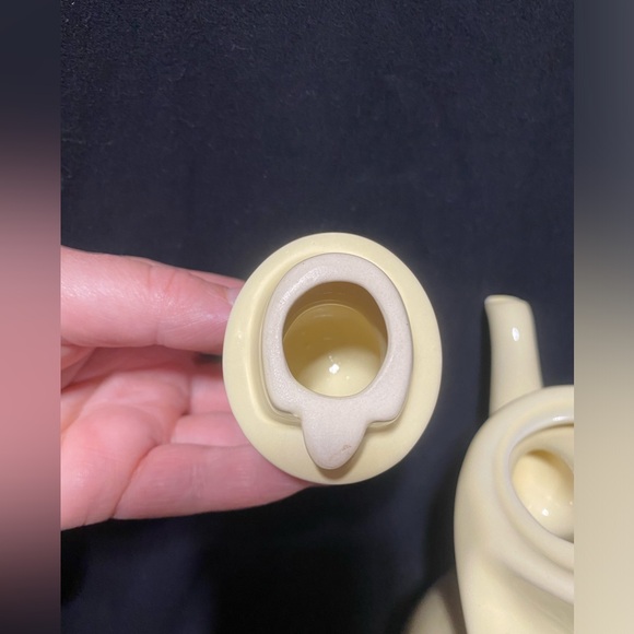 Teapot Retro vintage, cheeky, dancing, butter yellow teapot - Picture 8 of 16